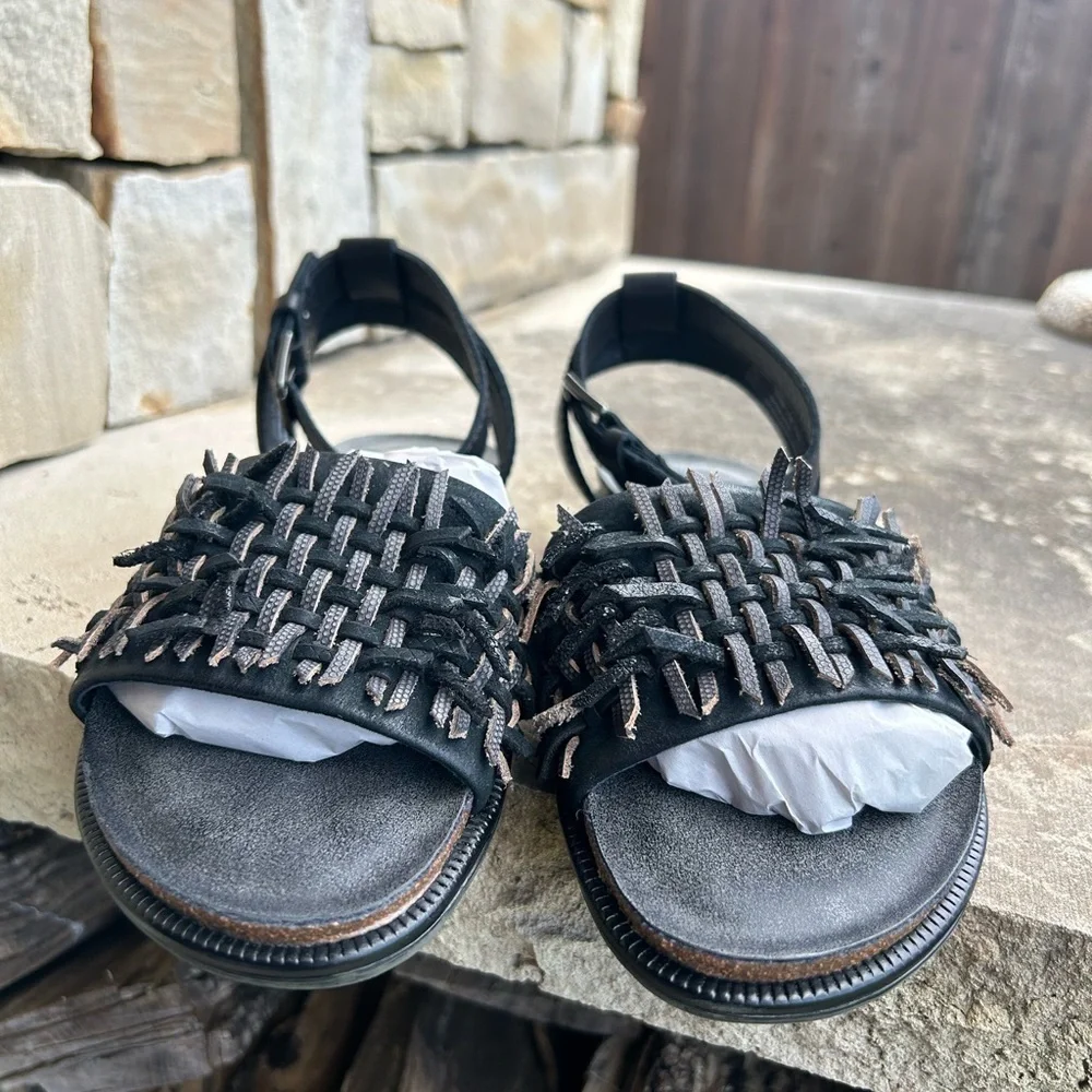 OTBT Voyage Stylish Black leather Sandals w/unique Woven detail NWOB Sz-6.5. P